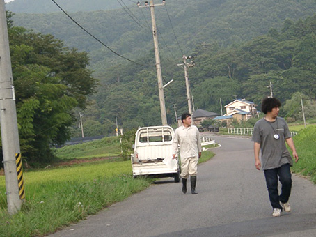 中央がhainoさん、ちなみに隣の軽トラは彼のものではありません