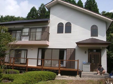 猪田さんの別荘。玄関の前で、まるで持ち主のようにどっかりと座っているのはMITSUさん